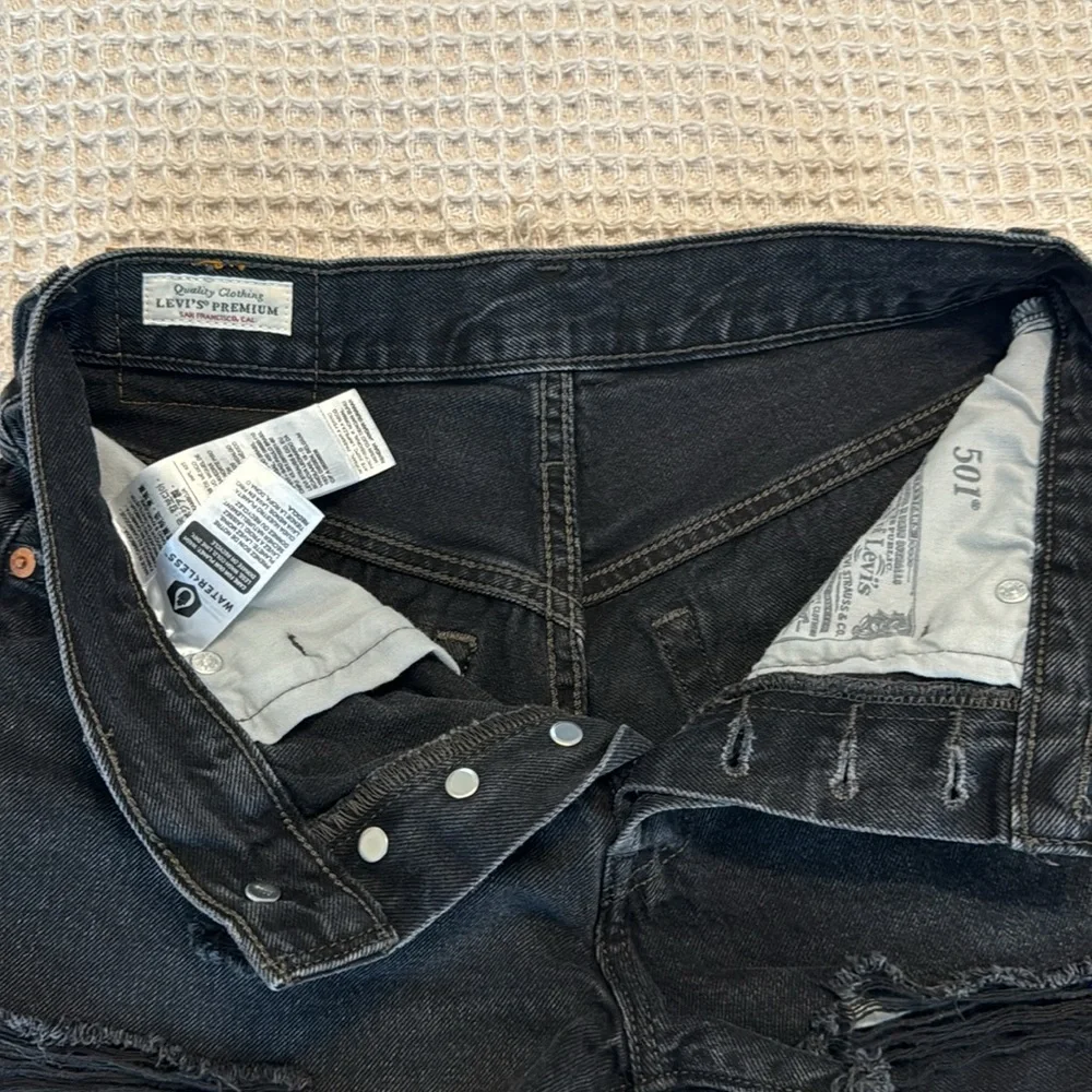 Levi’s 501 High Rise Original Fit Distressed Denim Jean Shorts Wise Up Black - Picture 12 of 16
